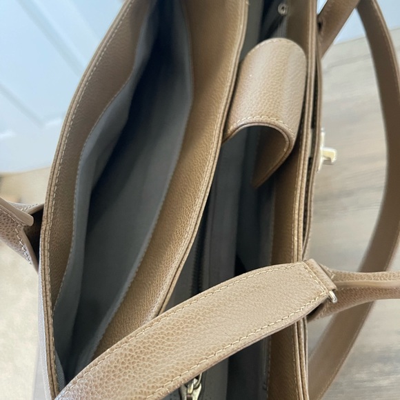 CHANEL EXECUTIVE CERF TOTE - CAMEL - Picture 4 of 11